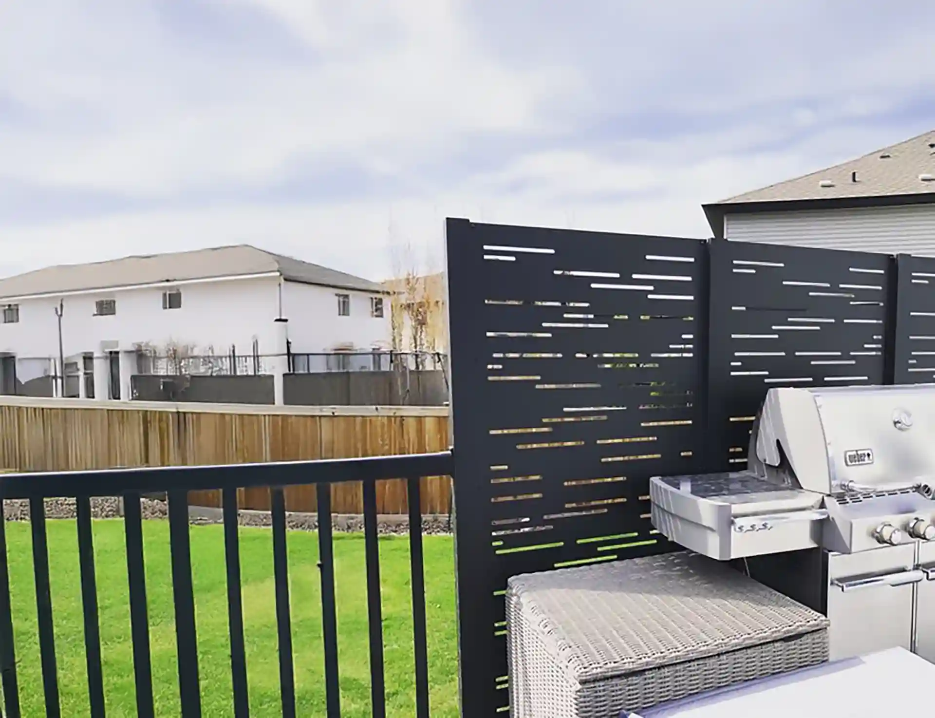 Photo of outdoor kitchen with a privacy screen
